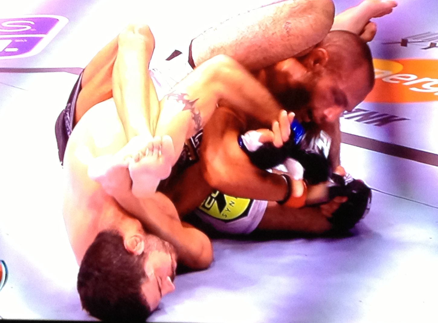 UFC match delayed due to limb entanglement